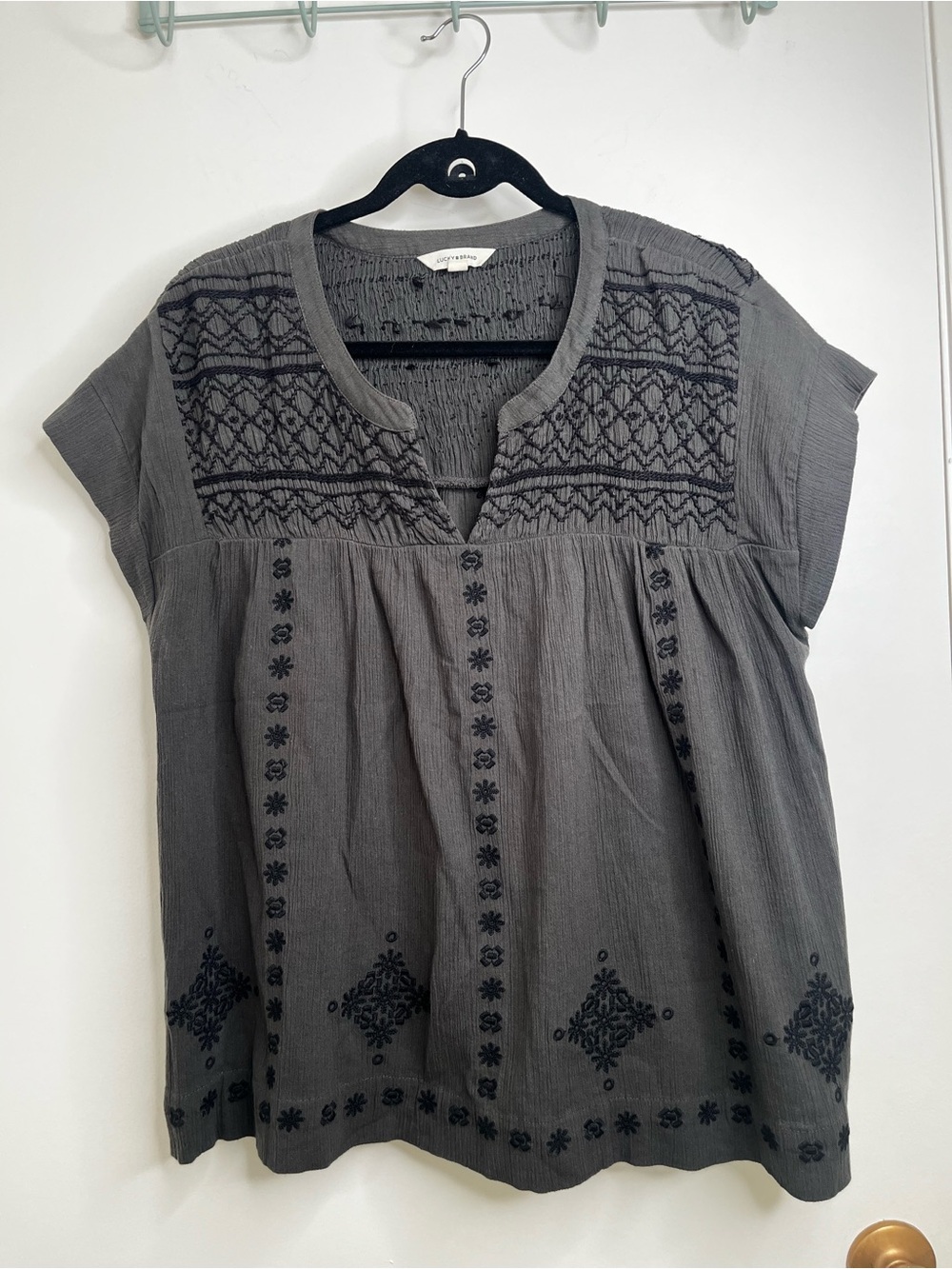 Lucky Brand Women’s Embroidered  Top Size Large Gray Smocked Boho Comfort